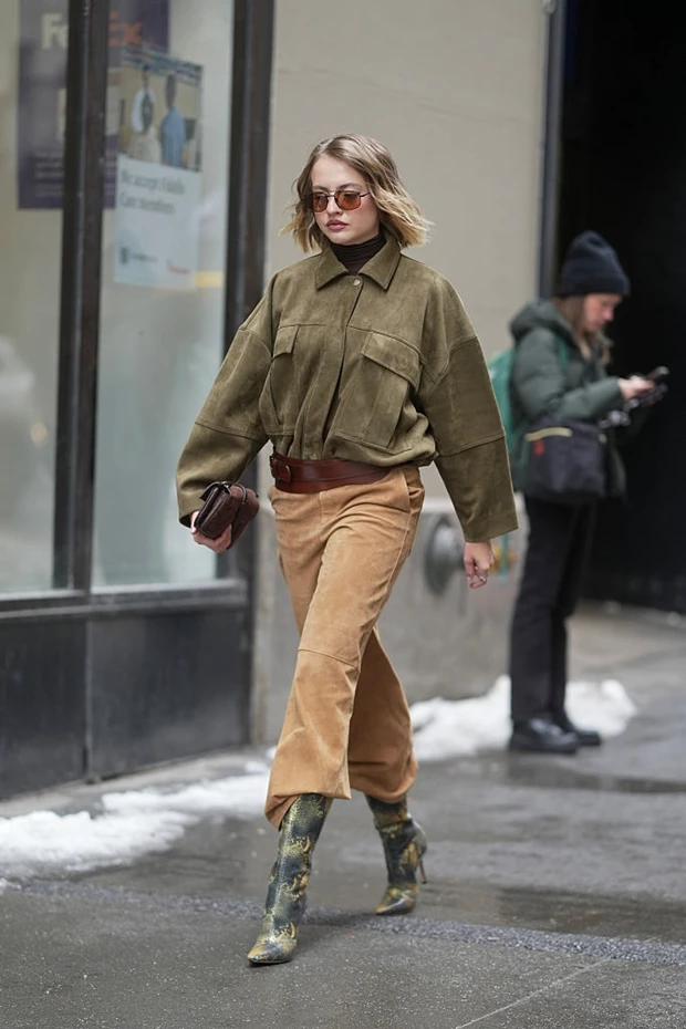 Look στη Νέα Υόρκη με σουέτ τζάκετ σε λαδί και σουέτ φούστα σε καμηλό.