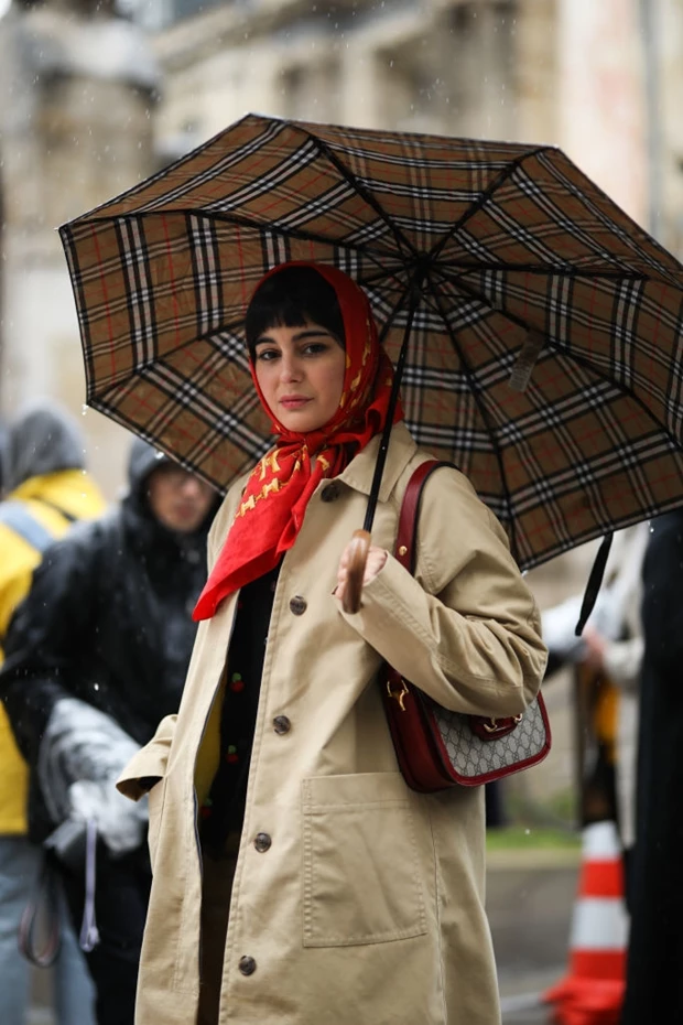 Πώς να ντυθείτε στη βροχή: κρατήστε γκαμπαρντίνα και ομπρέλα.