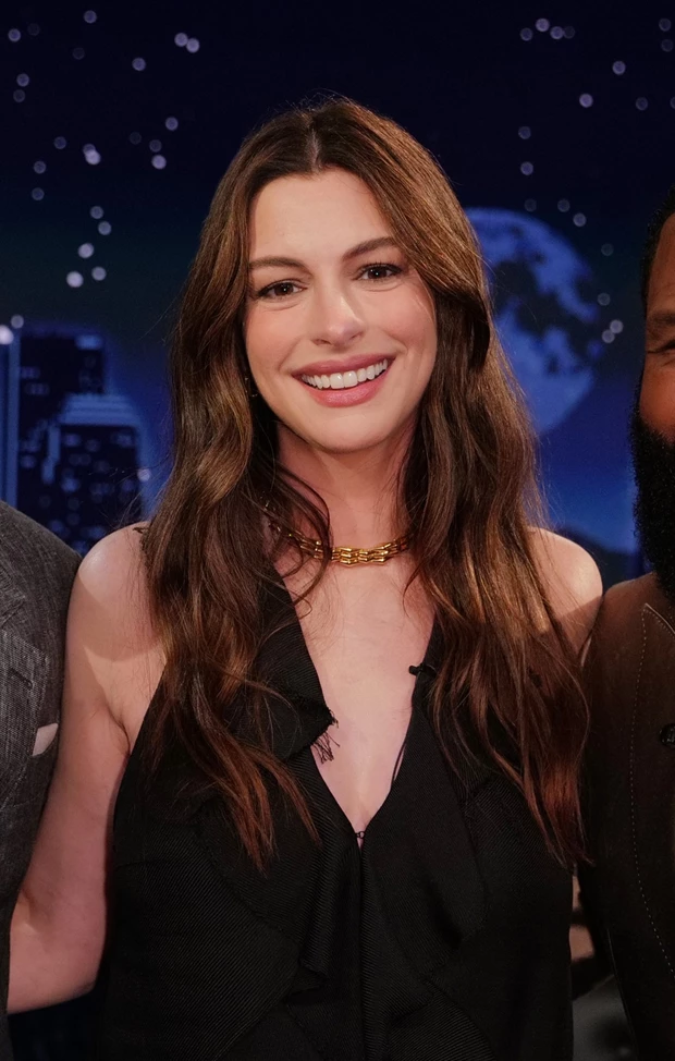 H Anne Hathaway με ογκώδες κολιέ αλυσίδα