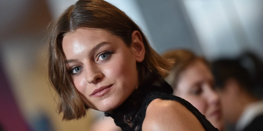 Emma Corrin | Οι 8 εμφανίσεις που αποκαλύπτουν το στιλ της νέας "Πριγκίπισσας Diana"