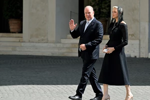 Πριγκίπισσα Charlene | Η εμφάνιση με κίτρινο φόρεμα που θύμισε την πριγκίπισσα Diana