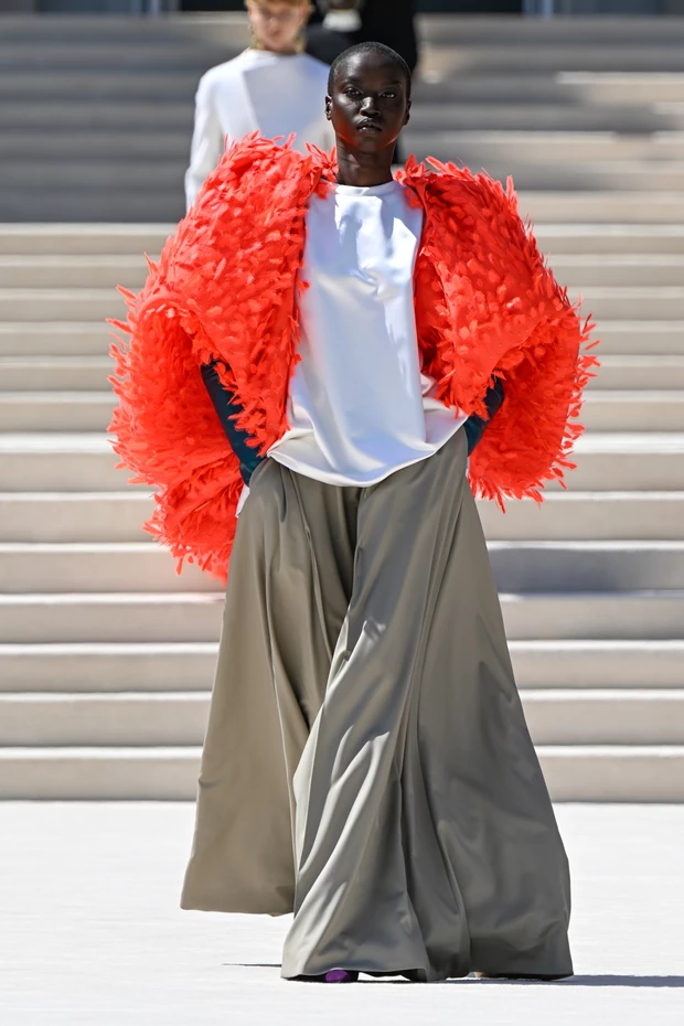 Look με Αnok Yai από τη συλλογή Balenciaga Haute Couture Φθινόπωρο/Χειμώνας 2026 του Pierpaolo Piccioli