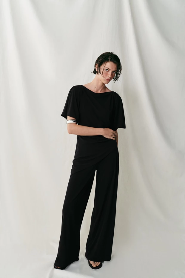 Ίσιο παντελόνι κρεπ με ανοίγματα, Zara.
