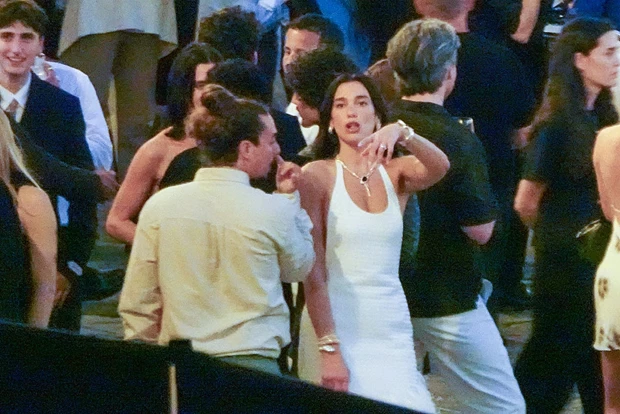 Τέλος ο μήνας του μέλιτος για την Dua Lipa | Η νέα εμφάνιση στους δρόμους της Νέας Υόρκης