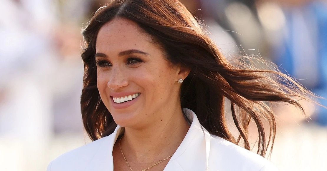Meghan Markle | Το γεύμα με τις φίλες της και το ιδιαίτερο μενταγιόν που φόρεσε