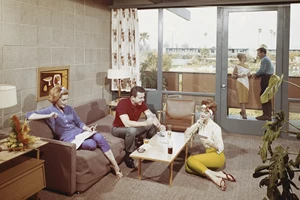 Εμβληματικό στα σπίτια του '70, αυτό το ρετρό πρακτικό έπιπλο, επιστρέφει στα σαλόνια το 2026