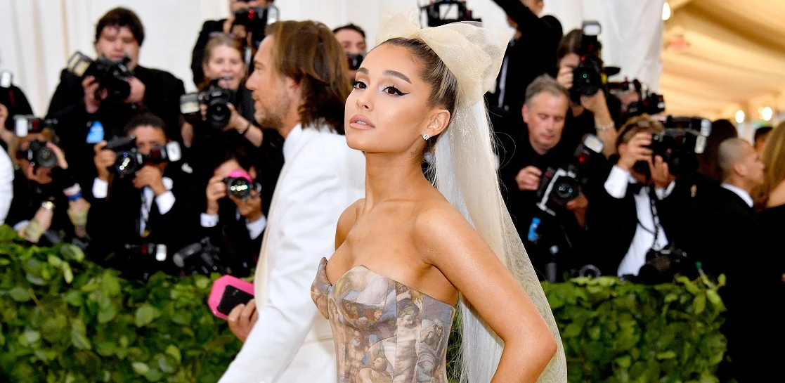 Η Ariana Grande φόρεσε το πιο cozy φθινοπωρινό πουλόβερ με την υπογραφή του οίκου Burberry