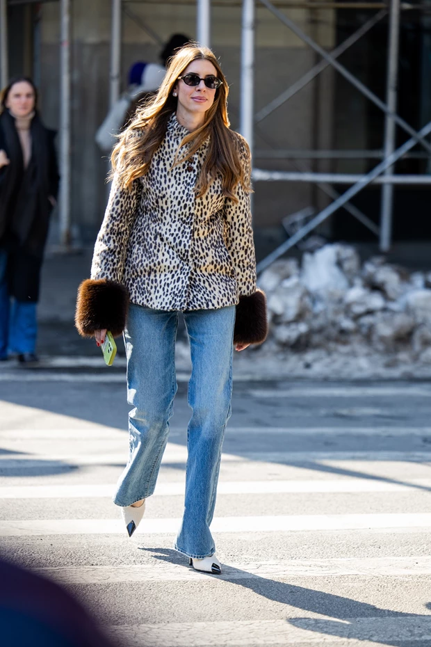 Γυναίκα στη Νέα Υόρκη φοράει τζιν με λεοπάρ τζάκετ.