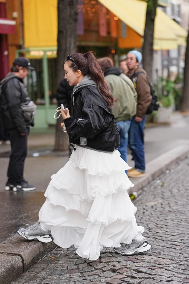 Λευκό μάξι φόρεμα με βολάν και bomber jacket, street style.
