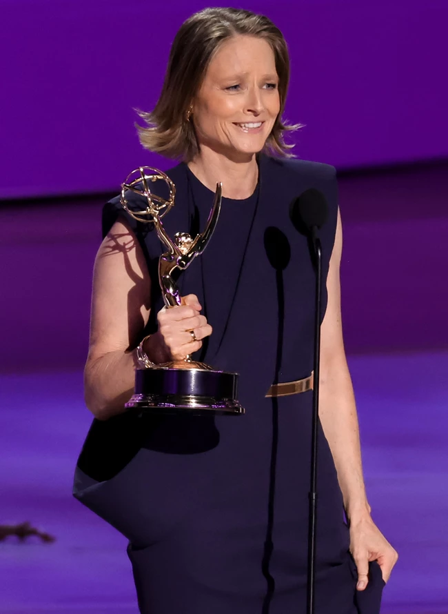 Jodie Foster | Η 61χρονη ηθοποιός κερδίζει το πρώτο της Emmy και στέλνει ένα τρυφερό μήνυμα στη σύζυγό της από τη σκηνή των βραβείων