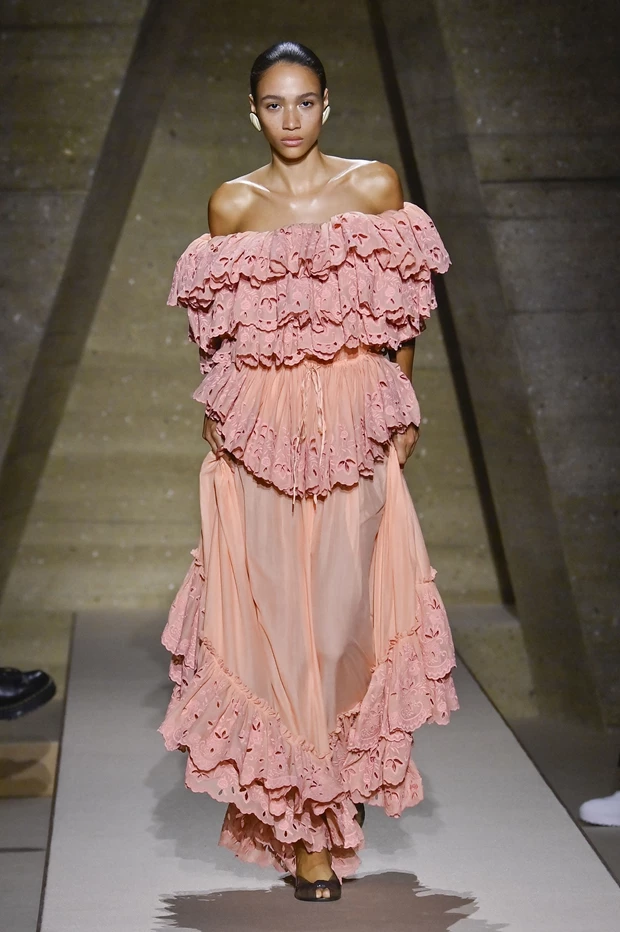 Σομόν φόρεμα με layered βολάν και off-the-shoulder γραμμή στην πασαρέλα Chloe SS26.