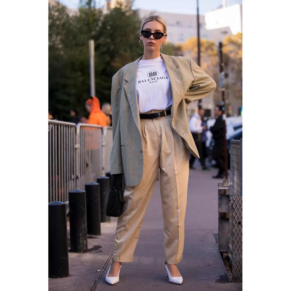 Με oversized blazer και t-shirt