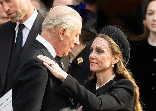 Η γλυκιά στιγμή ανάμεσα στην Kate Middleton και τον βασιλιά Κάρολο στην κηδεία της δούκισσας του Kent