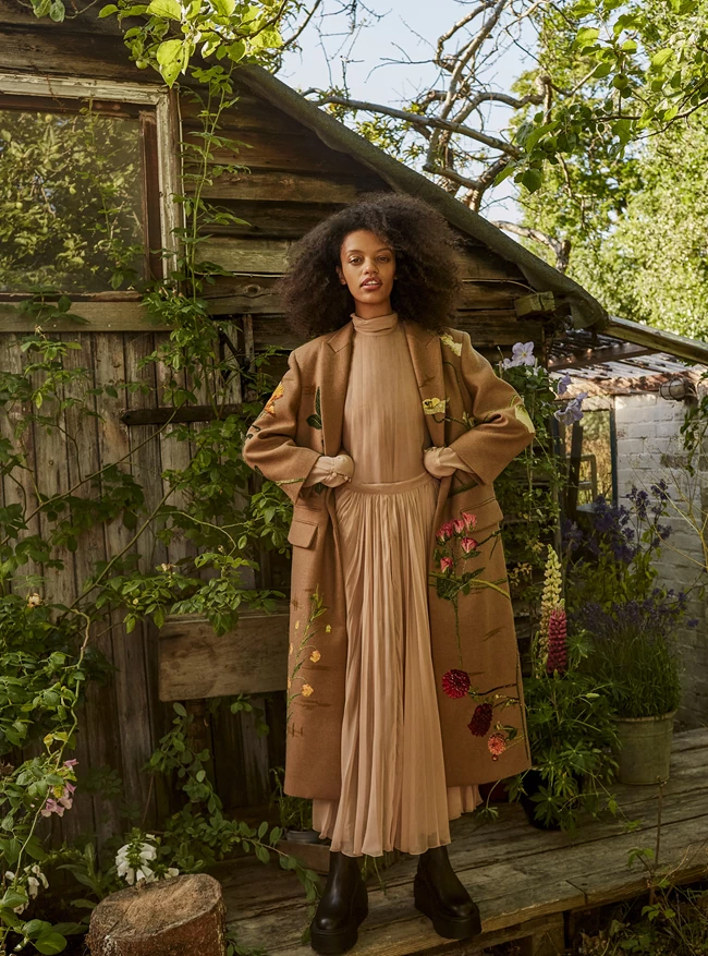 Παλτό, τοπ και φούστα Valentino, valentino.com. Μπότες Valentino Garavani, valentino.com.