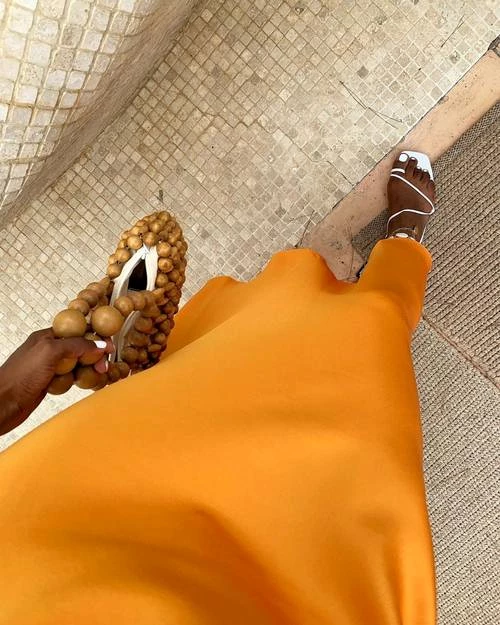 Το χρώμα νυχιών που επιλέγουν όλα τα fashion girls για τα πέδιλα και τα mules τους