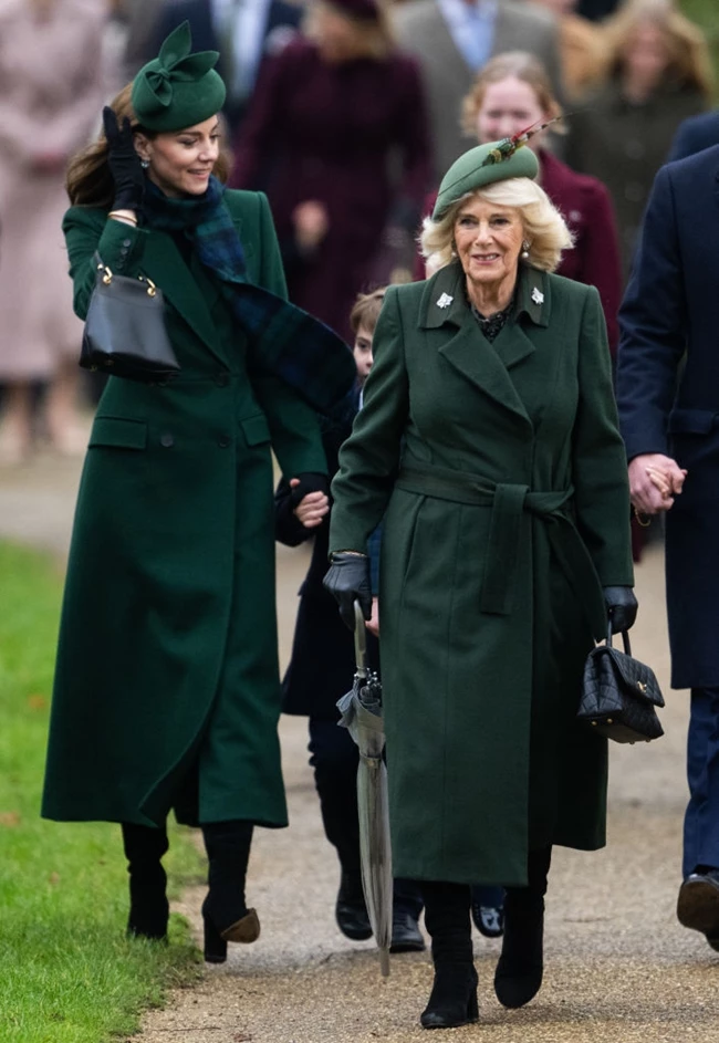 Kate Middleton - Βασίλισσα Καμίλα | Ο λόγος που επέλεξαν ασορτί look στη χριστουγεννιάτικη λειτουργία