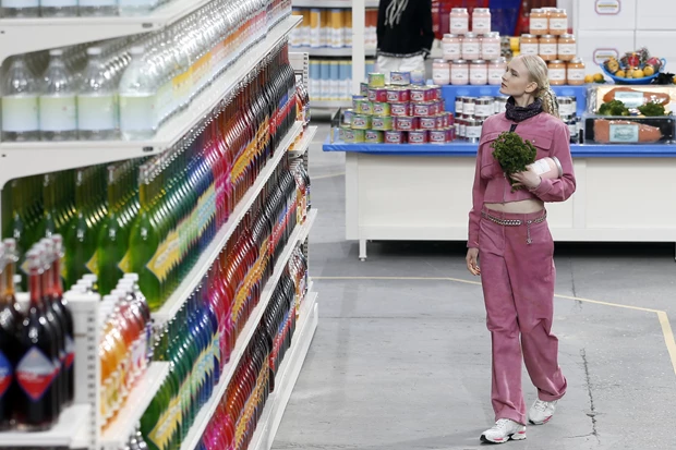 Γιατί δεν πρέπει να αφήνoυμε το χαρτόνι γύρω από τo γιαούρτι όταν τo αποθηκεύουμε στο ψυγείο