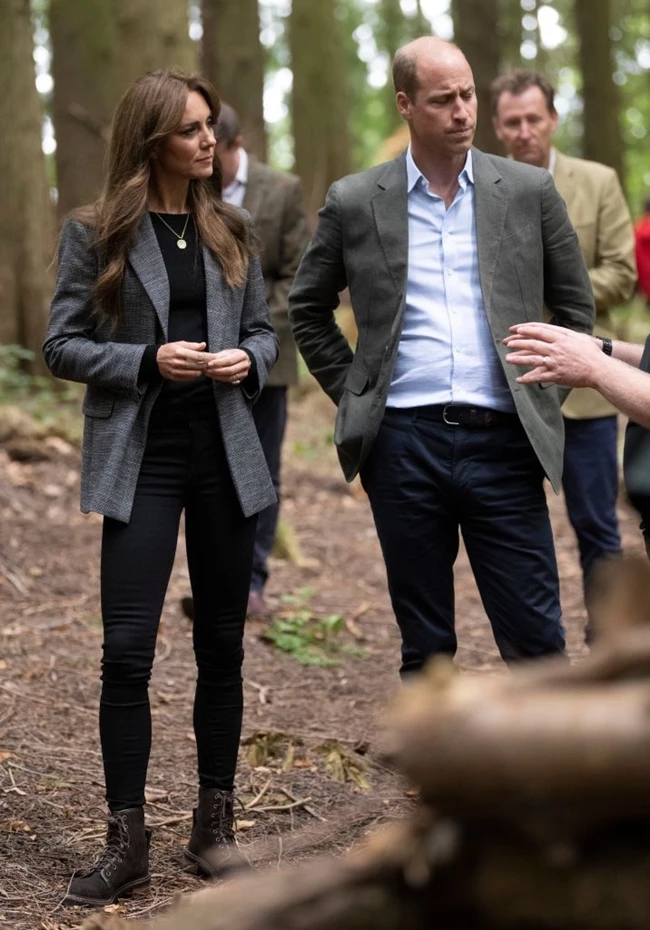 Kate Middleton - Πρίγκιπας William | Επιστροφή στη φύση με γκρι σακάκια