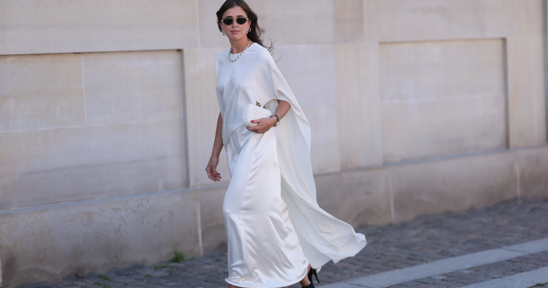 Τα κομψά σατέν φορέματα που θα φορέσετε στα events της άνοιξης