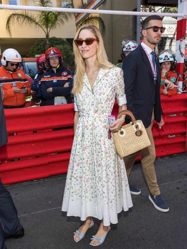 Η Beatrice Borromeo παραδίδει μαθήματα Riviera chic στυλ στο Grand Prix του Μονακό με φλοράλ Dior φόρεμα.