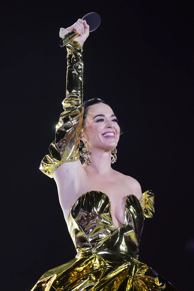 Katy Perry | Η εμφάνιση με αέρα Grace Kelly στη συναυλία για την τελετή στέψης του βασιλιά Καρόλου