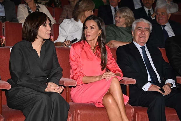 Βασίλισσα Letizia | Με αυτή την εμφάνιση "έσπασε" το τυπικό dress code της
