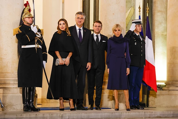 Brigitte Macron | Αφού αποκάλεσε "άσχημες σκύλες" φεμινίστριες διαδηλώτριες, πόζαρε χαμογελαστή σε επίσημο δείπνο στο Παρίαι