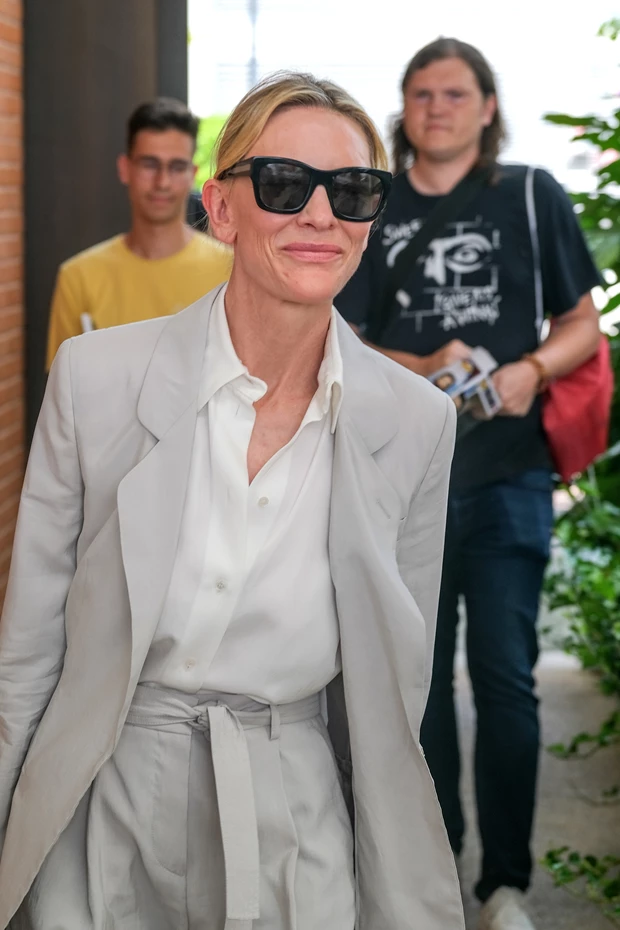 Cate Blanchett | Chic άφιξη στη Βενετία για τη νέα της ταινία σε συμπαραγωγή με τη Saint Laurent Productions