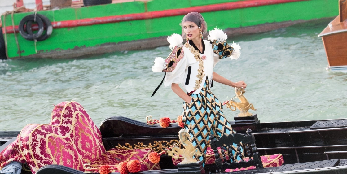 Η Jennifer Lopez ως άλλη "δόγισσα" της Βενετίας με δημιούργια Dolce&Gabbana