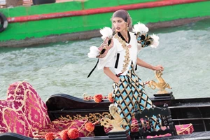 Η Jennifer Lopez ως άλλη "δόγισσα" της Βενετίας με δημιούργια Dolce&Gabbana