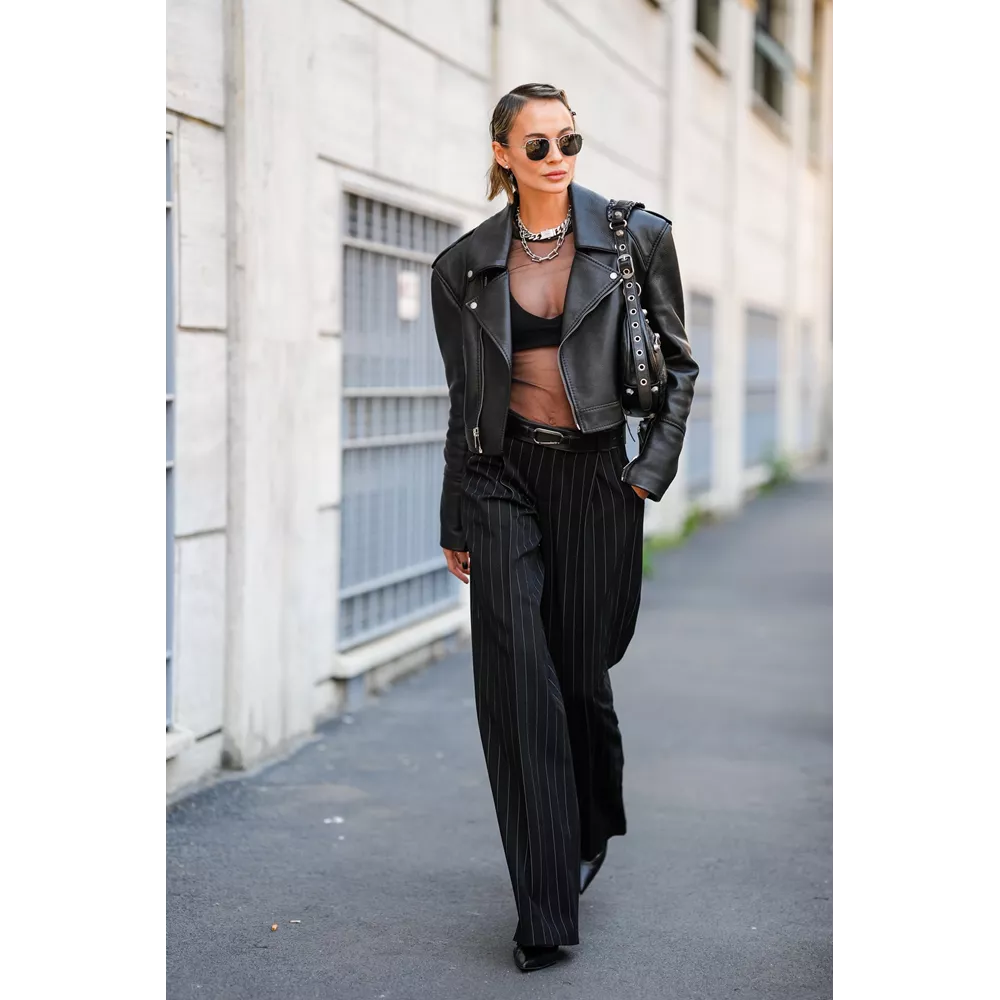 Με sheer top & pinstripe παντελόνα
