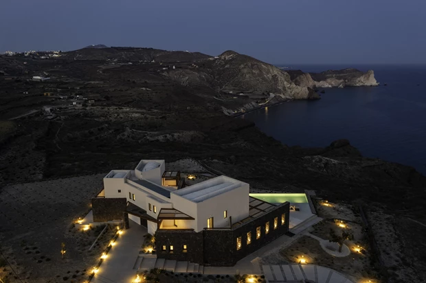 Magma White | Μια κατοικία-καταφύγιο στη Σαντορίνη που όμοιά της δεν έχετε ξαναδεί