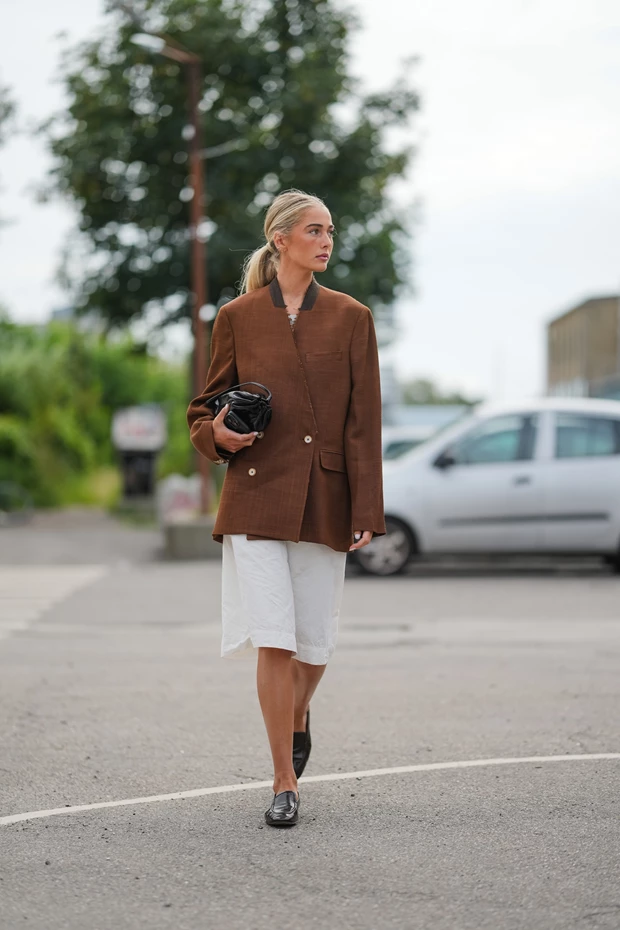 γυναίκα με καφέ λινό σακάκι Zara και λευκή μίντι φούστα σε street style look άνοιξη 2026