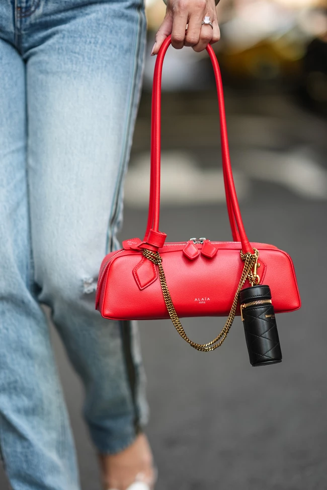 H τάση των East-West Bags στη μόδα του 2025