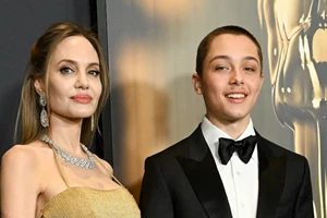 Η Angelina Jolie επανέλαβε την iconic Όσκαρ πόζα της στην πρεμιέρα της νέας της ταινίας
