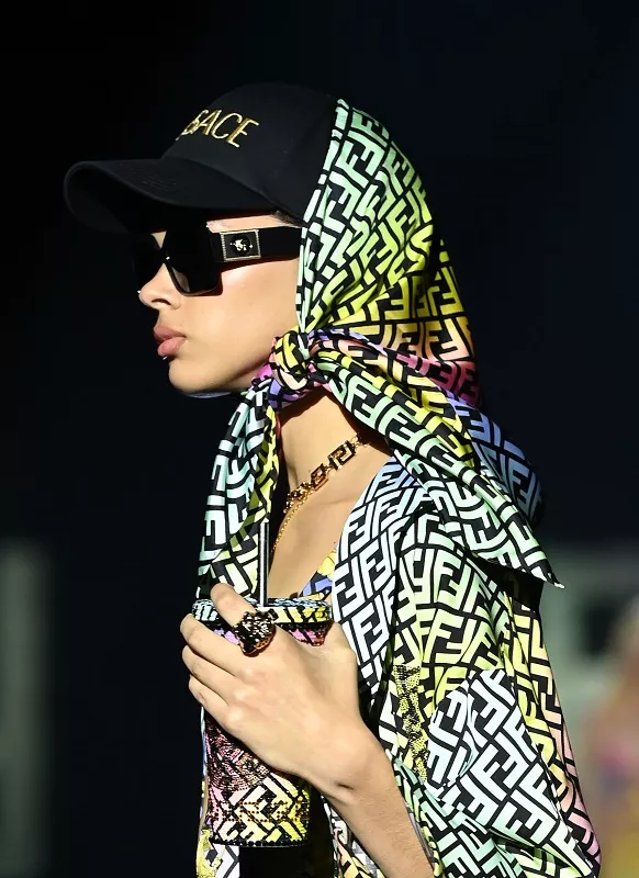 Πάνω από baseball caps