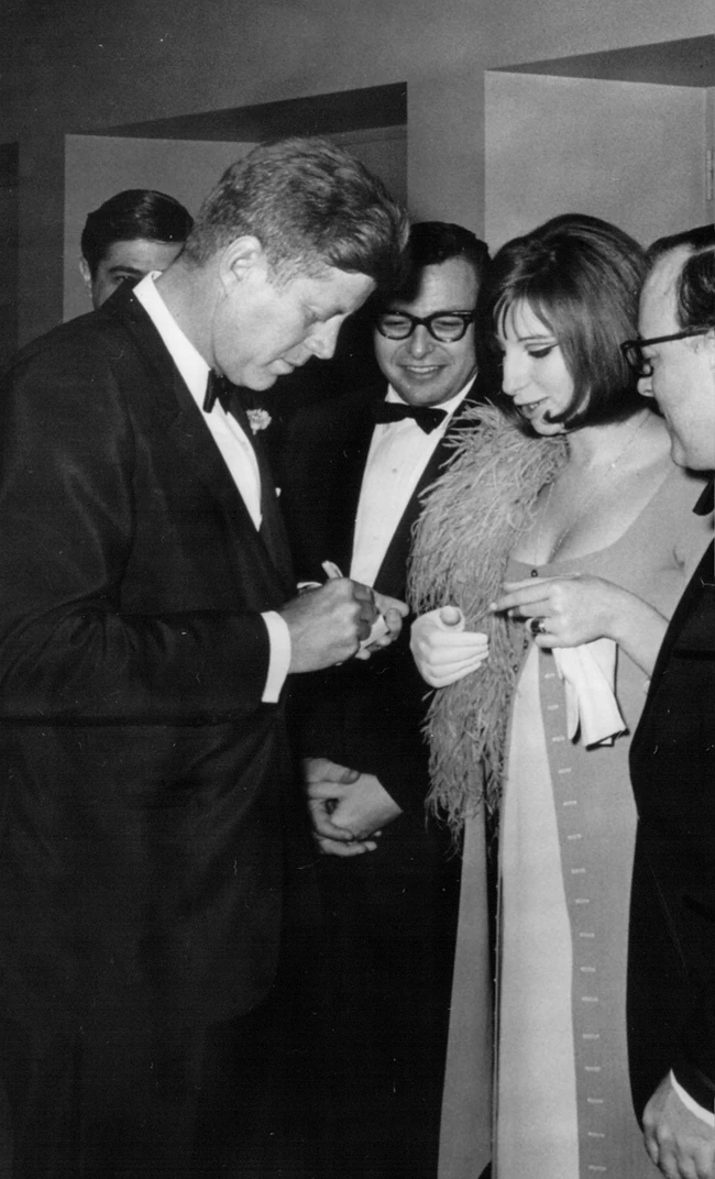 Barbra Streisand | Η στιγμή που έσπασε το πρωτόκολλο στη συνάντησή της με τον John F. Kennedy