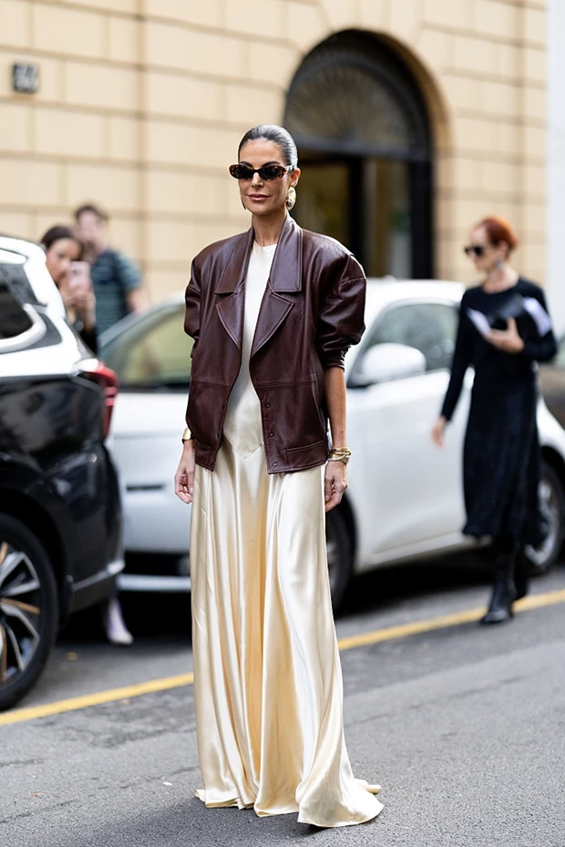 Εκρού μάξι φόρεμα με καφέ δερμάτινο bomber, street style.