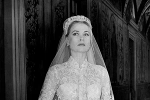 10 λευκά φορέματα που μπορείτε να φορέσετε αντί για νυφικό