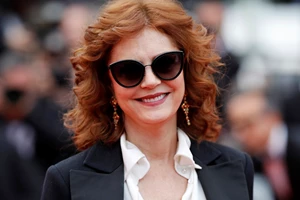 Emily in Paris | Η λεπτομέρεια στο μακιγιάζ της "Sylvie" που κάθε γυναίκα άνω των 60 πρέπει να αντιγράψει