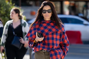 Η φούστα που πρέπει οπωσδήποτε να φορέσετε αυτόν τον χειμώνα