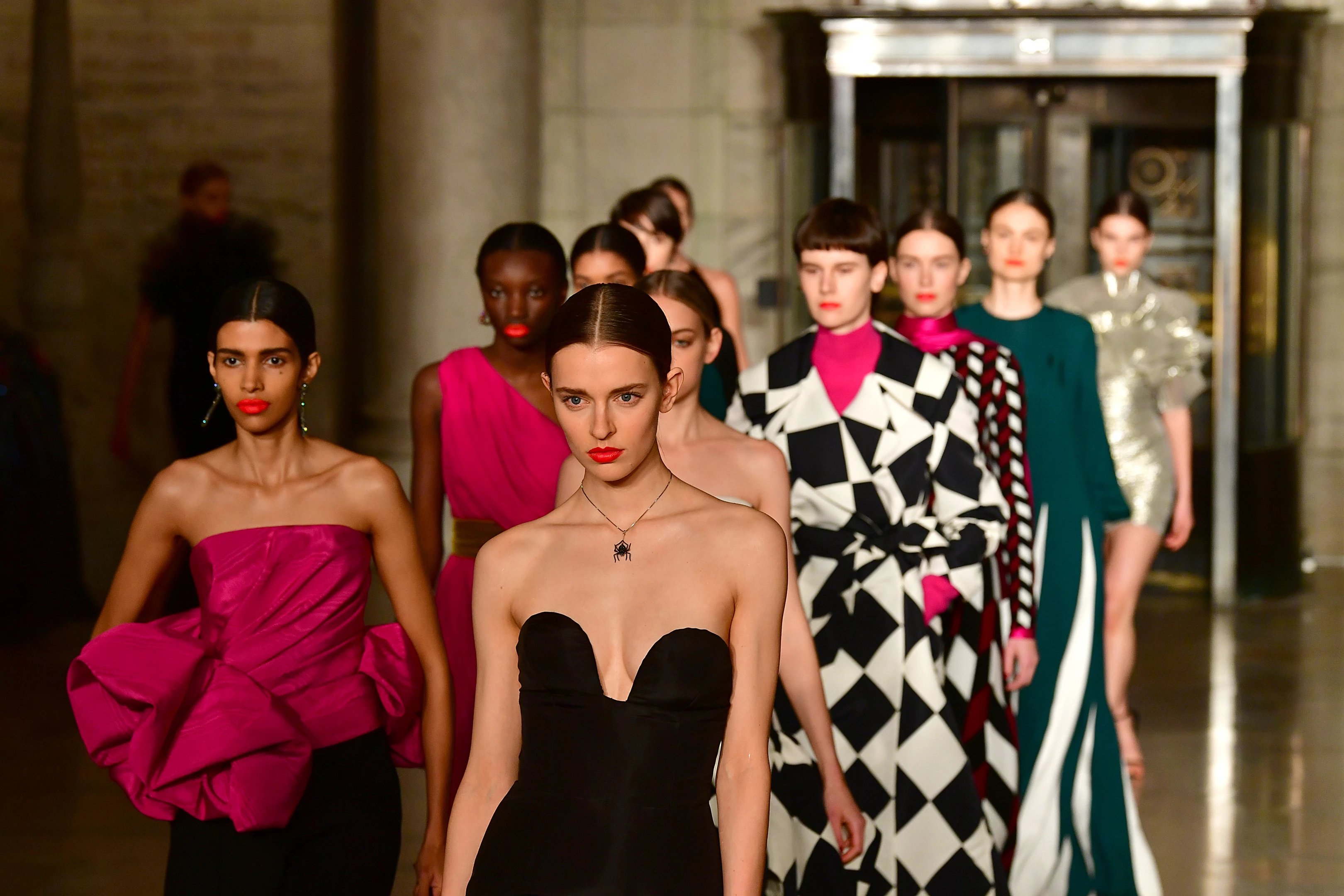 Oscar de la Renta | Vintage δημιουργίες του οίκου προσφέρονται για resale