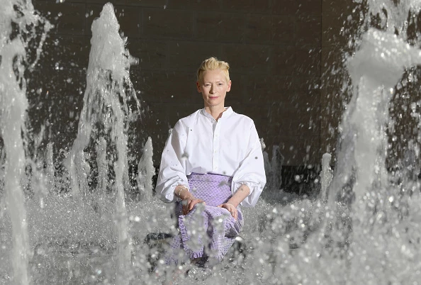 The Tilda Swinton Εffect | Ο νόμος της έλξης και η γυναίκα φαινόμενο που έγινε σήμερα 59 ετών