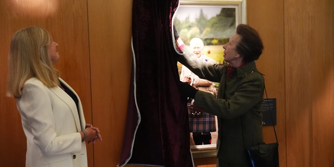 Η πριγκίπισσα Άννα αποκαλύπτει το νέο πορτρέτο του βασιλιά Κάρολου