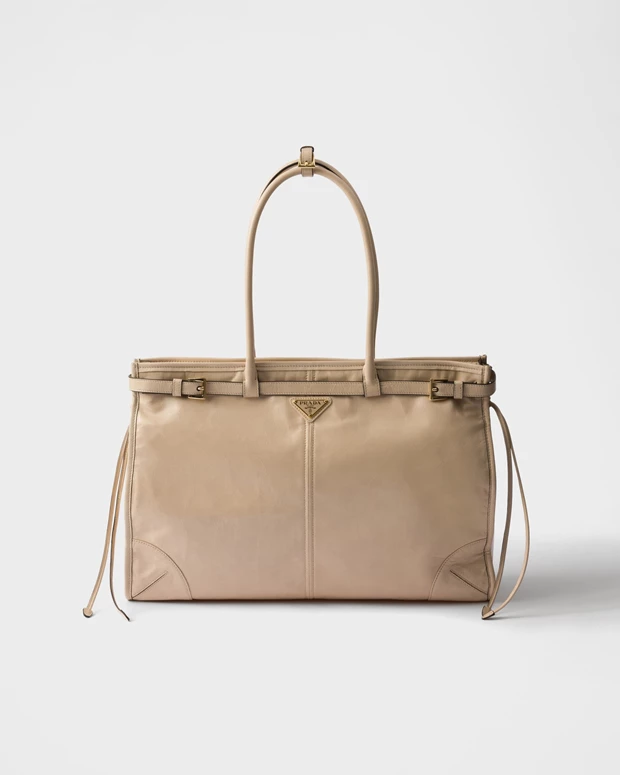 Η Prada Bonnie σε extra-large μέγεθος.