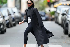 Τα κομψά looks που μπορείτε να κάνετε μ' ένα τζιν κι ένα παλτό