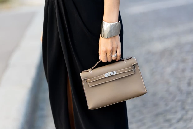 Λεπτομέρεια: καρπός με sculpted cuff