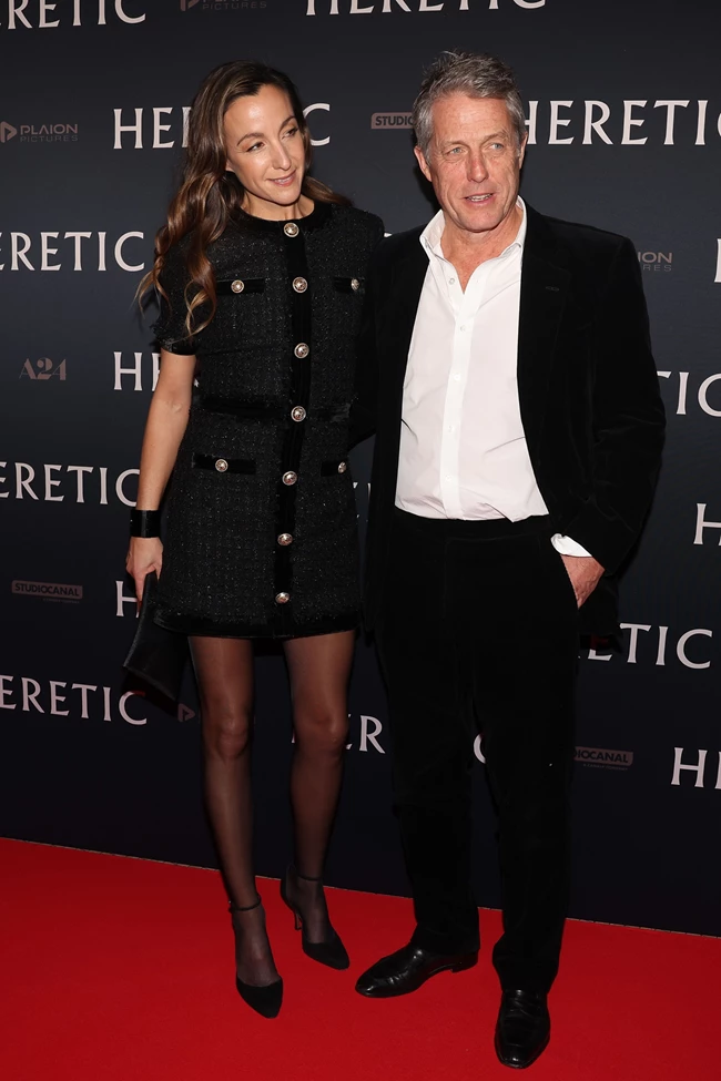 Hugh Grant | Εμφανίστηκε στο κόκκινο χαλί με τη σύζυγό του και αυτή τη φορά φαινόταν χαρούμενος