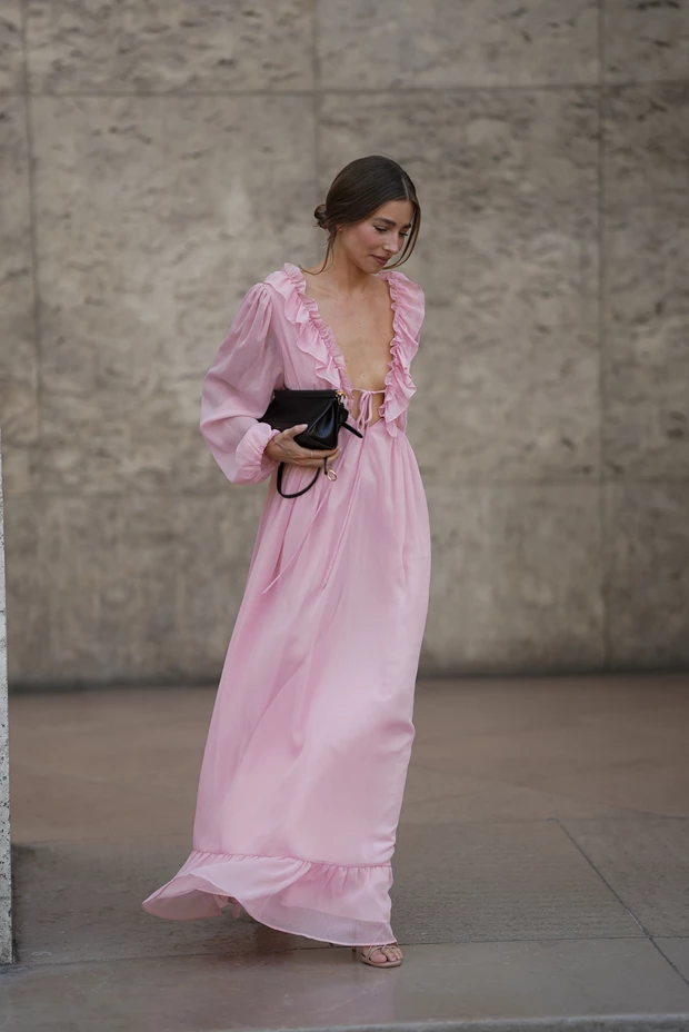 Γυναίκα στο Παρίσι με dusty pink μάξι φόρεμα με βολάν