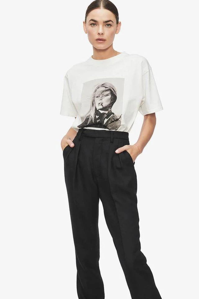 Η Anine Bing εξηγεί γιατί το T-shirt είναι ό,τι πιο σημαντικό για κάθε γκαρνταρόμπα